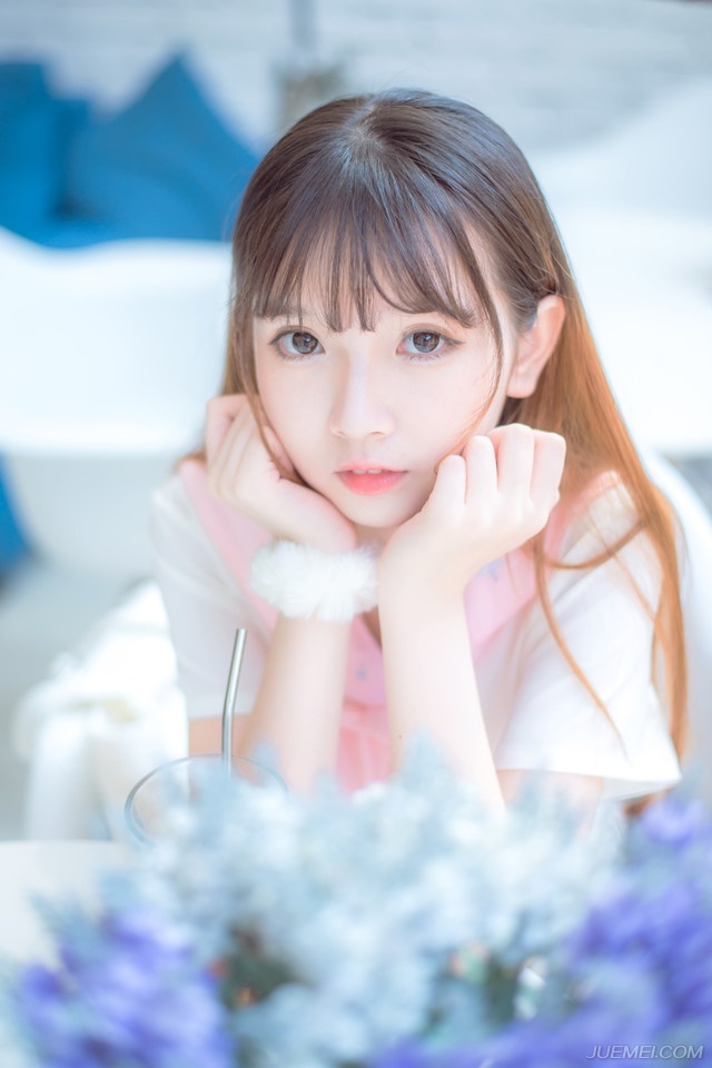 “那老将就是严颜？”魏延坐在马上，收起了千里镜，看向身边的邓贤问道。